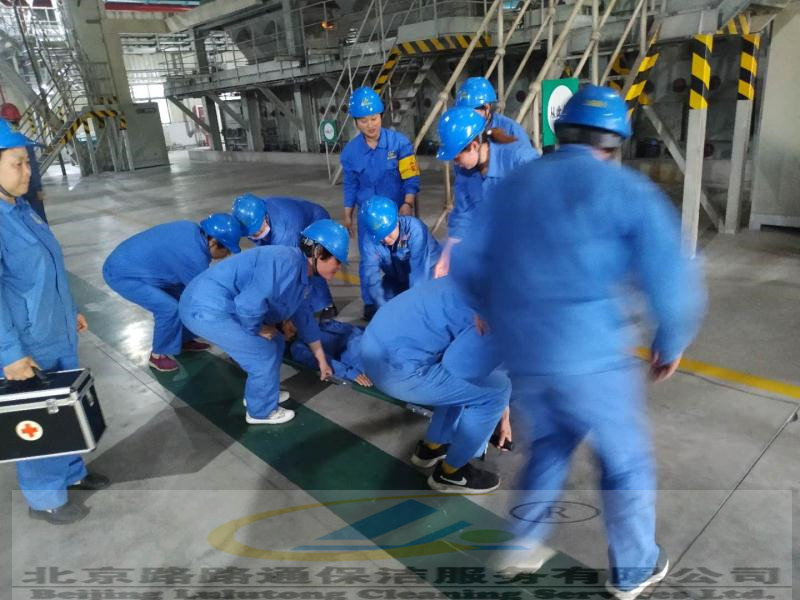 車間員工參加現(xiàn)場(chǎng)急救演練(圖2)